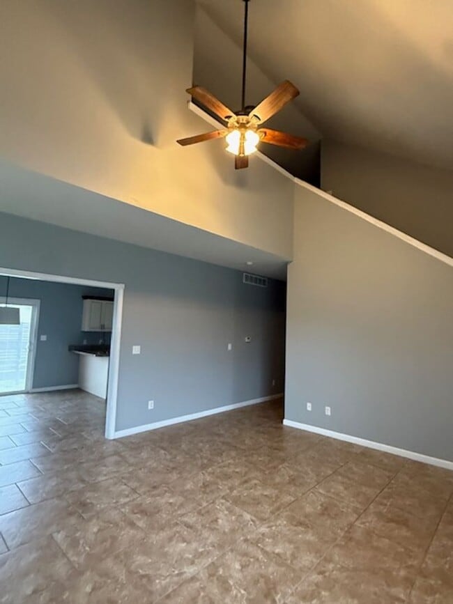 Building Photo - 404 Dalhlia Dr