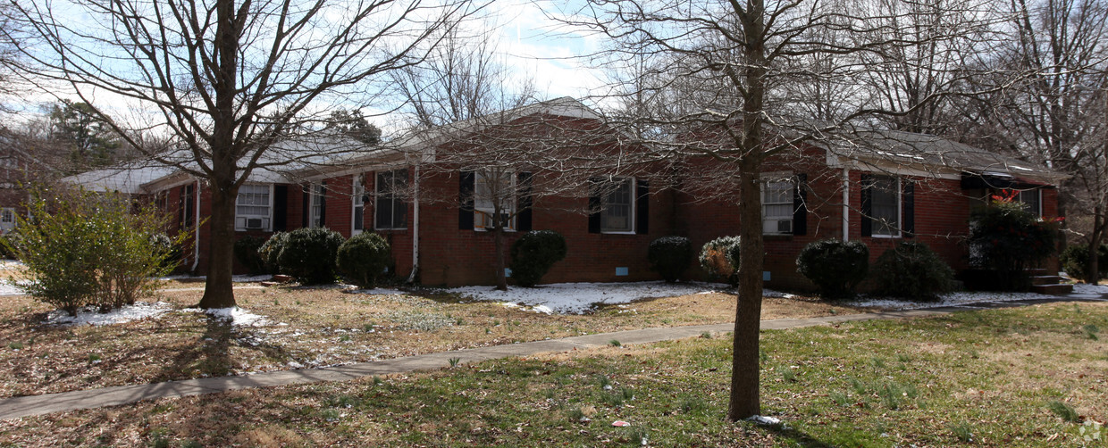 Building Photo - 301 E Lake Dr