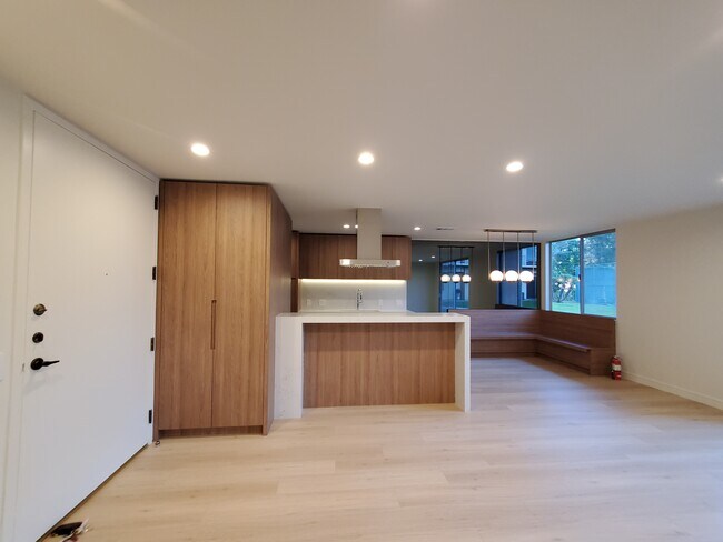 Building Photo - 100 S Doheny Dr