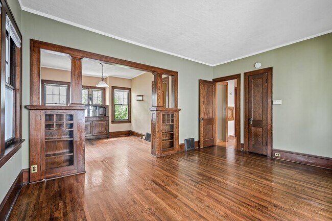 Building Photo - SPACIOUS 2BD/2BA House near U of M!! Parki...