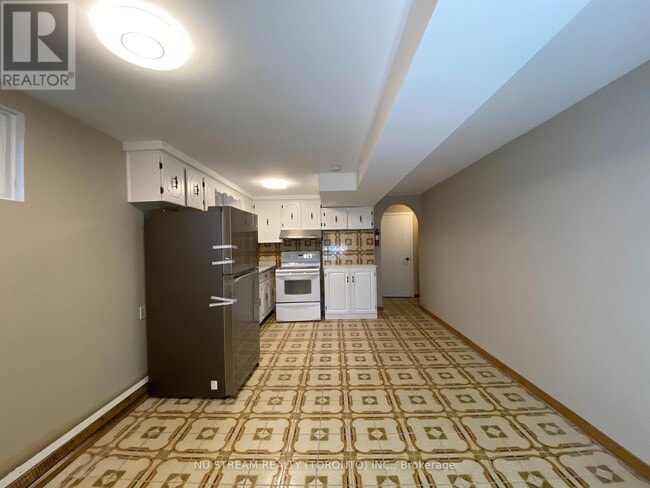 Building Photo - 30 Hickorynut Dr