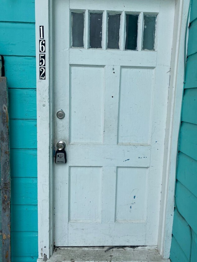 Foto principal - $299 December Rent-Cozy 2 bed 1 bath, hard...