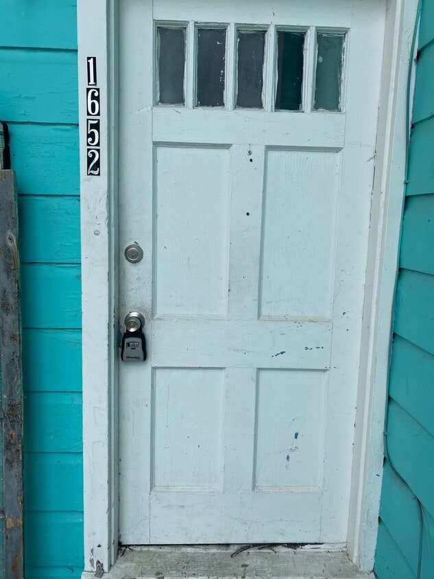 Primary Photo - $299 December Rent-Cozy 2 bed 1 bath, hard...