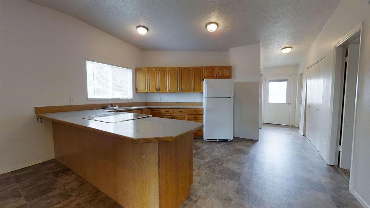 Primary Photo - 3 br, 1 bath Apartment - 860 N 200 E