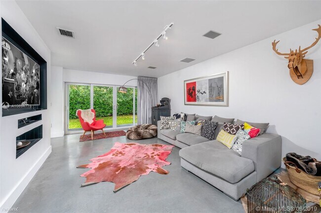 Building Photo - 4 br, 5 bath House - 4001 Monserrate St