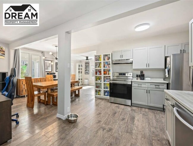 Building Photo - 105 Vidal St S