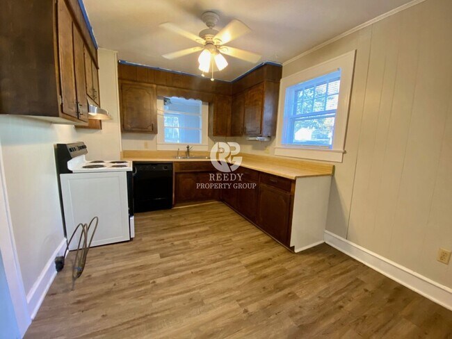 Foto del edificio - Spacious 3 bedroom  and 1 bath home with FENCED IN BACKYARD located minutes from downtown Spartan...