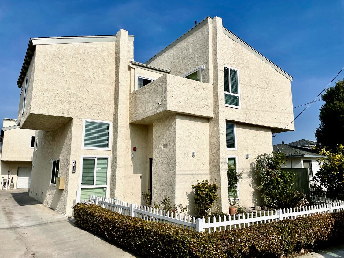 Front - 2011 Perry Ave