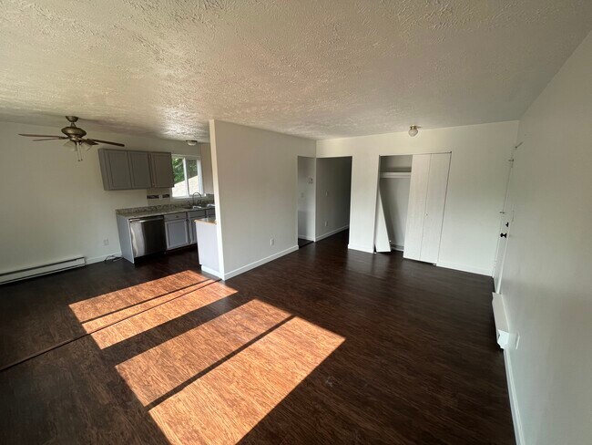 Main Living Space - 4465 Manhattan W