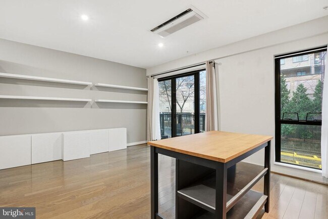 Foto del edificio - 1320 Fenwick Ln