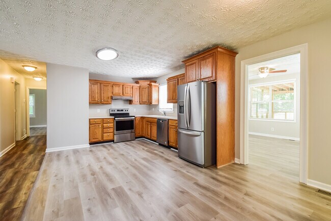 Foto del edificio - 650 Lindsey Lake Rd