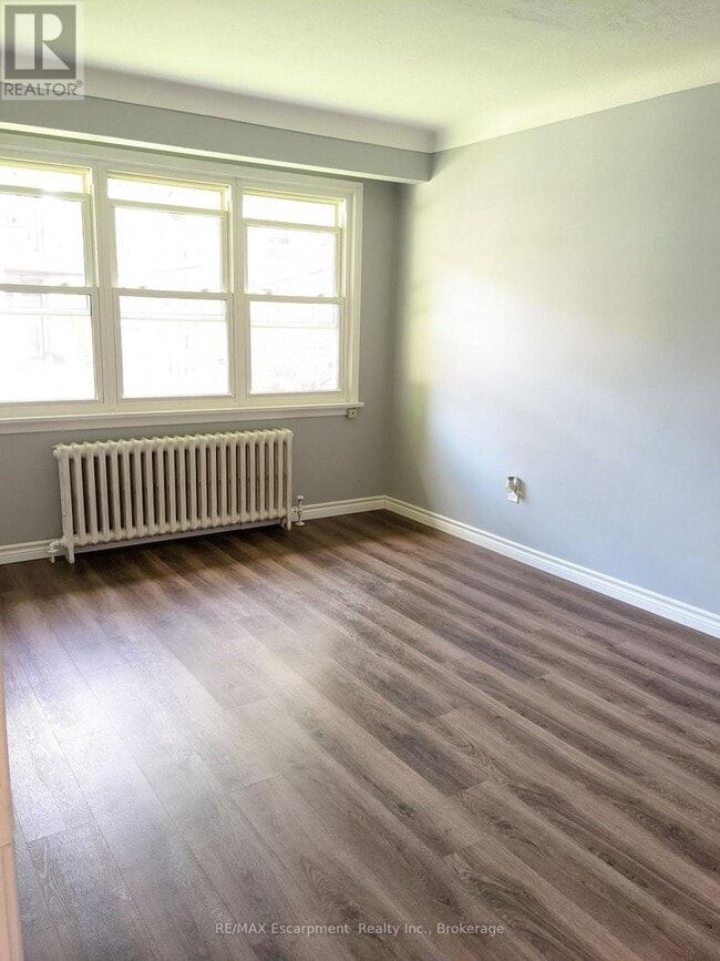 Building Photo - 158 James St