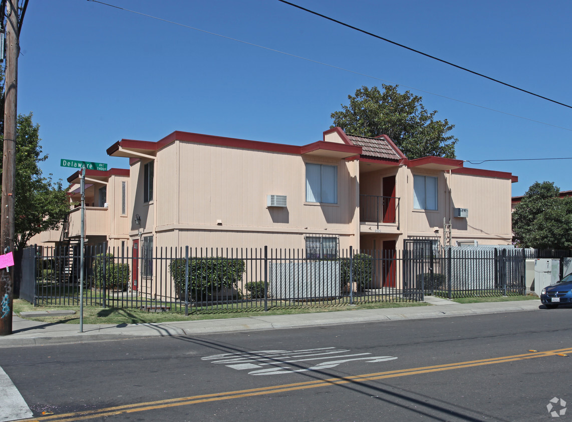 Primary Photo - Pine Tree Apartments