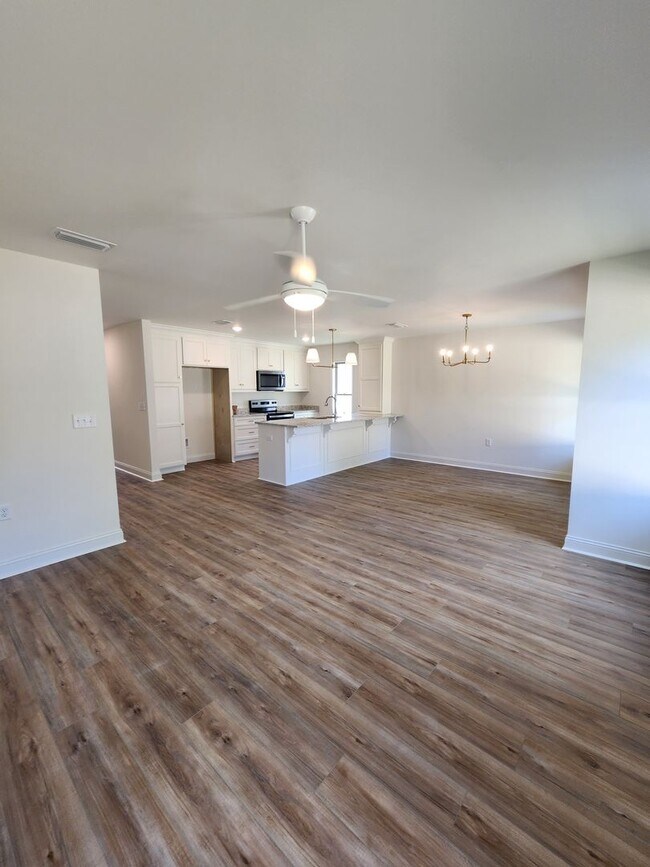 Foto del edificio - !!New Construction!! NEAR Pinegrove Elementary/Middle - 4BR Home with Granite Countertops, LVP Fl...
