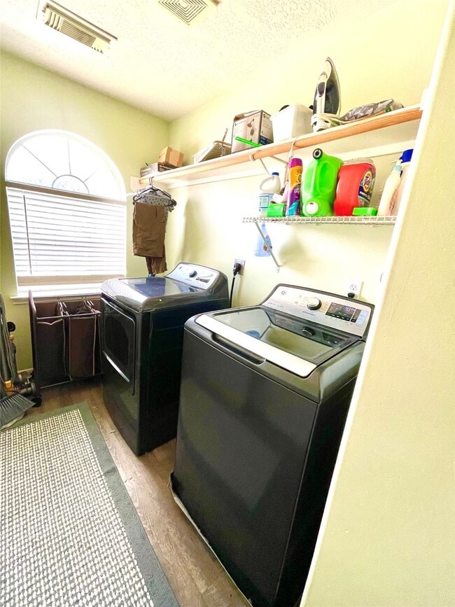 Foto del edificio - 2411 Fox River Ln