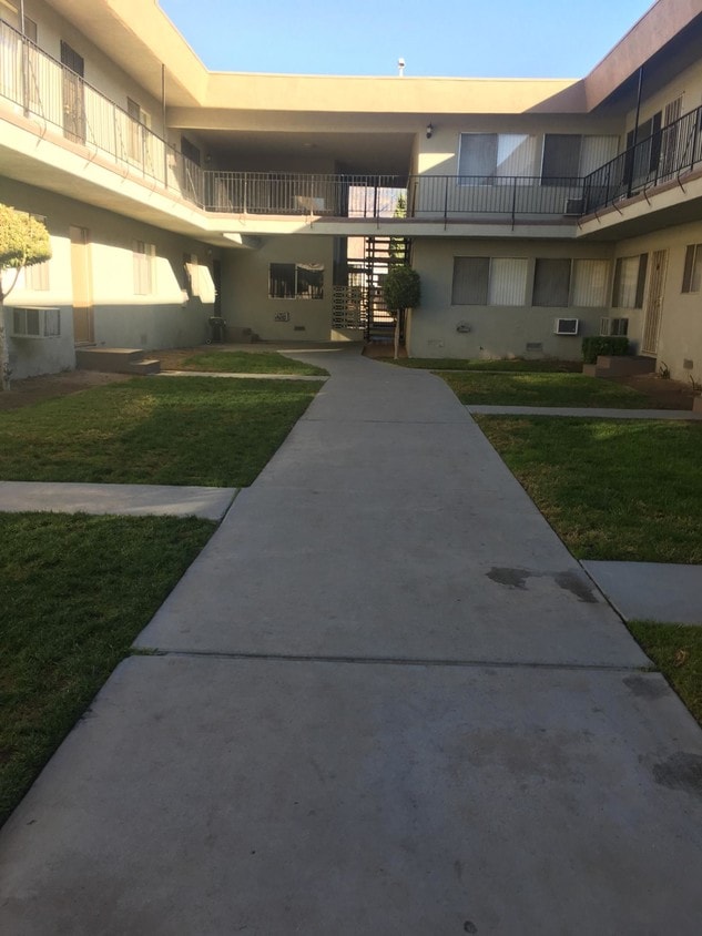 Leasing office On Site - 1277 E Lynwood Dr