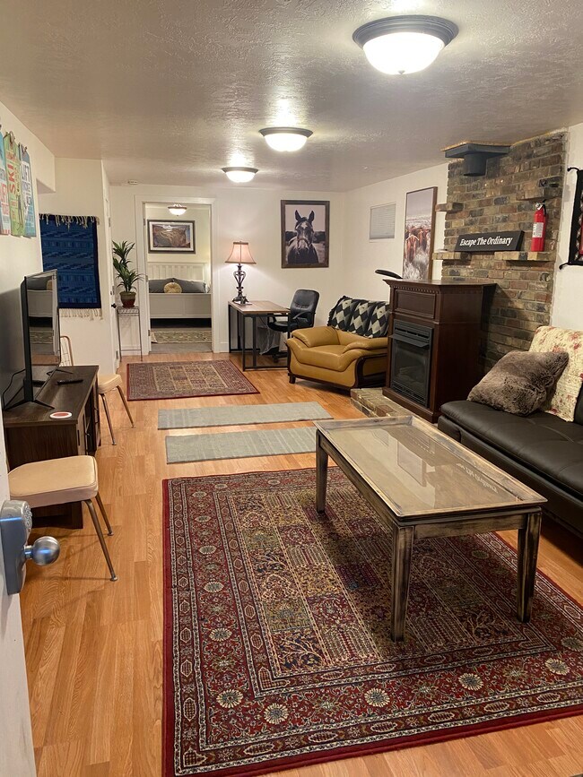Large Living. - 395 Cloverdale Rd