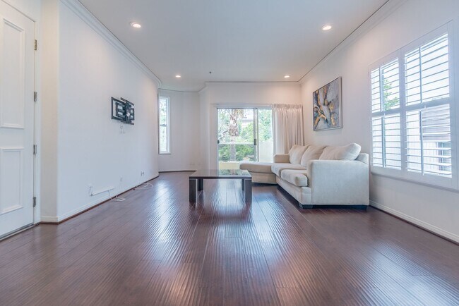 Building Photo - Highly Desireble Beverly Hills Condo