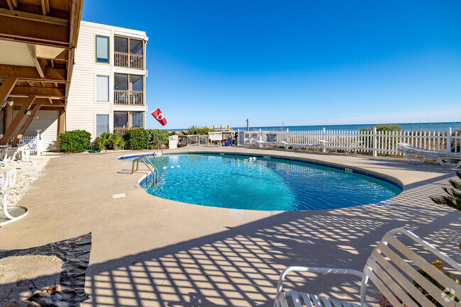 Piscina. - Crescent Beach Villas