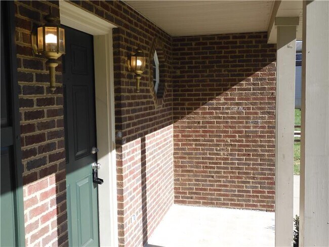 Building Photo - 2924 Holly Hill Dr