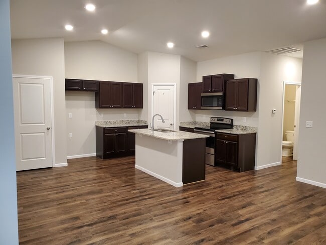 Building Photo - 416 S Longbranch Dr