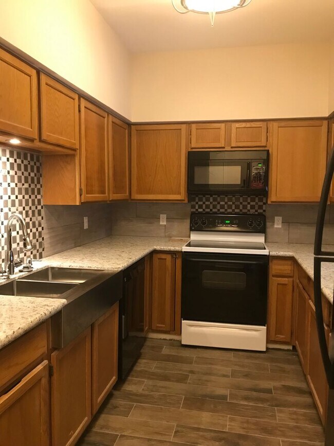 Foto del edificio - 957 Bayou Trace Dr