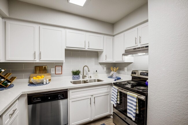 Building Photo - Allanza at The Lakes