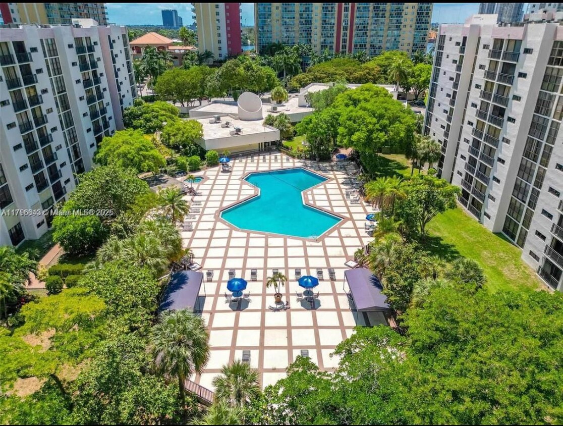 Foto principal - 17011 N Bay Rd