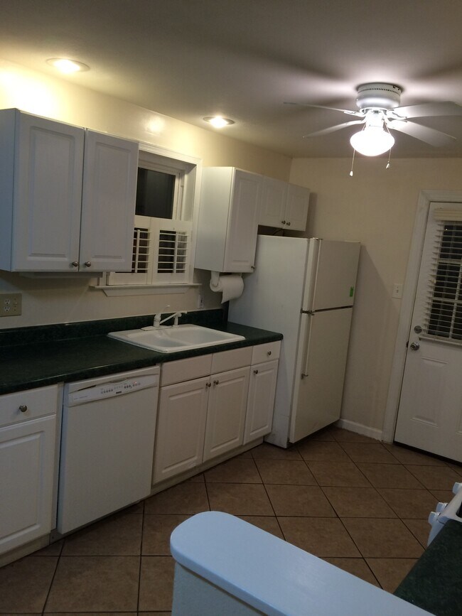 Building Photo - 104 Jules Ave