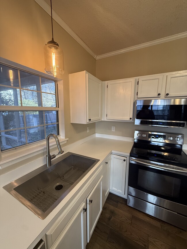 Building Photo - 8511 Stonebridge Dr