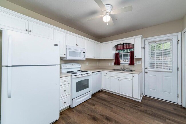 Building Photo - 4465 Belair Dr