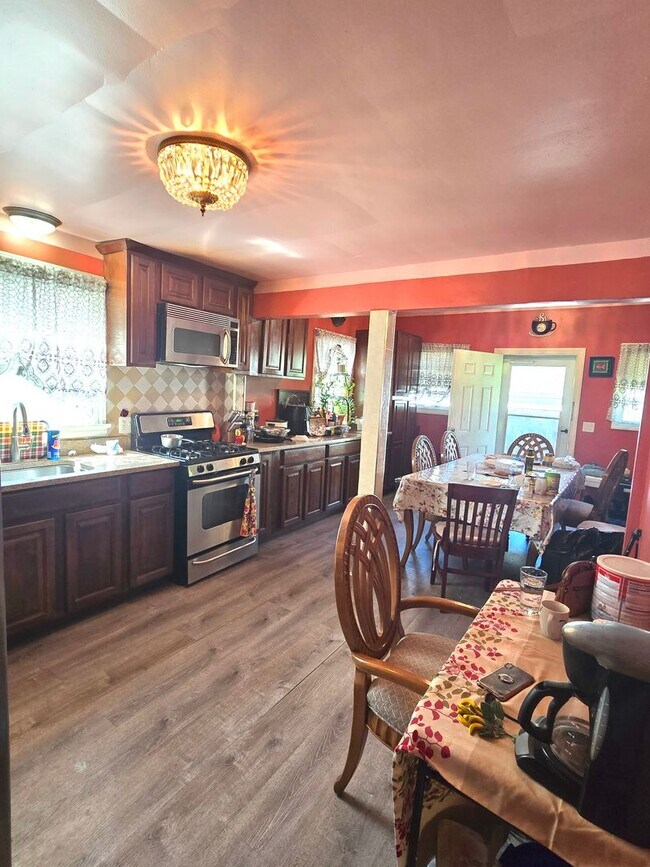 Foto del edificio - Single family home with 4-bedroom, 2 full ...