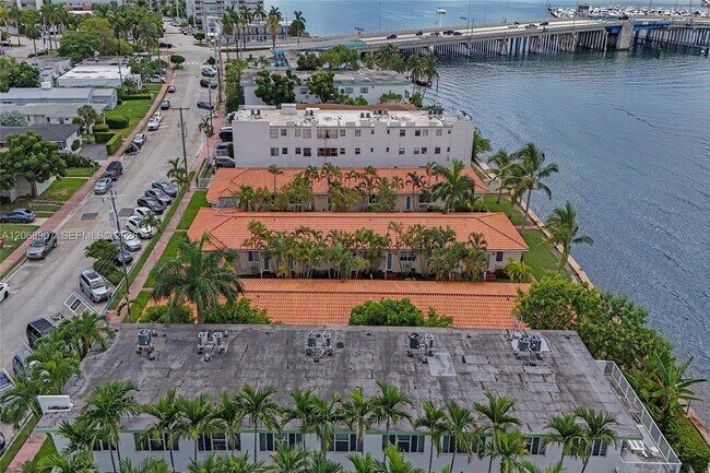 Foto del edificio - 2170 Bay Dr