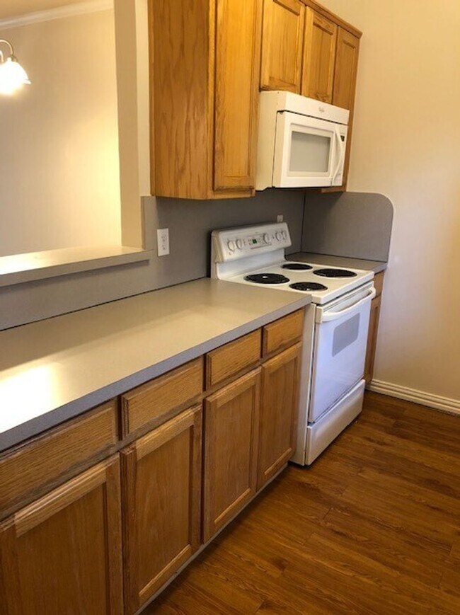 Building Photo - 2 BEDROOM 2.5 BATH TOWNHOME