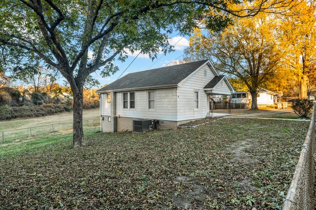 Building Photo - 602 Doby St