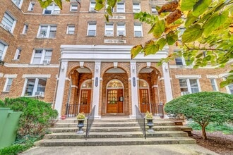 Building Photo - 1820 Clydesdale Pl NW