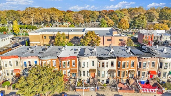 Building Photo - Spacious and Bright Renovated Parlour 2 BR/1BA with  Exclusive Backyard Access