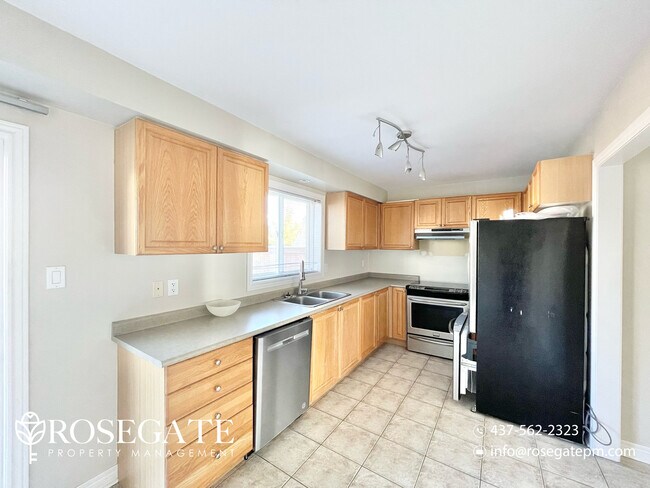 Photo du bâtiment - Spacious 4-Bedroom Home with Private Outdo...