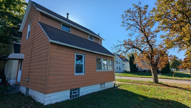 Foto del edificio - Welcome to this single-family home located...
