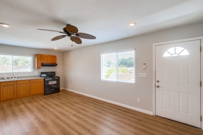 Foto del edificio - Cute 1 BEDROOM, 1 Bath Apartment in Del Cerro