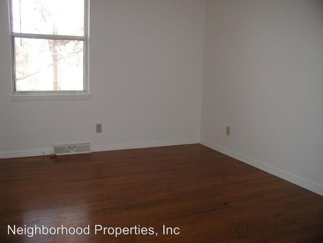 Foto del edificio - 113 Longwood Dr