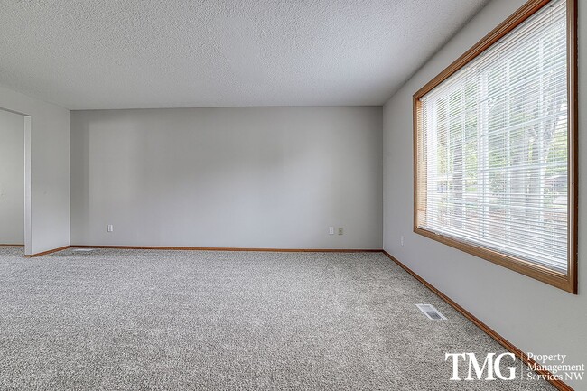 Building Photo - Spectacular & Spacious Felida Home!