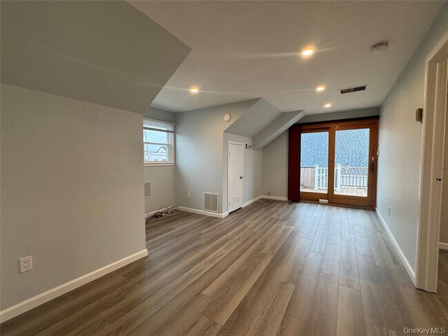 Foto del edificio - 817 E Walnut St