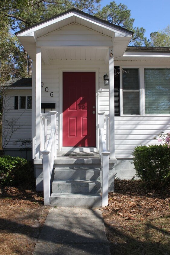 Building Photo - Newly Renovated!