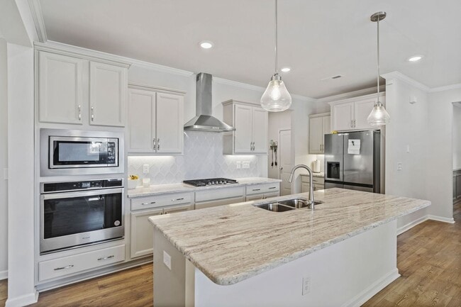 Building Photo - Spacious 5 Bedroom 4 Bathroom Home- Locate...
