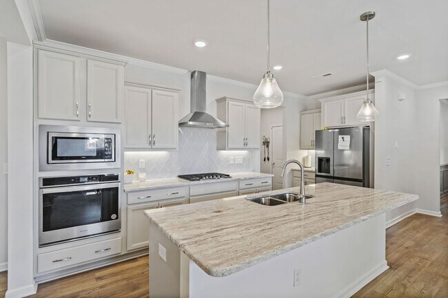 Foto del edificio - Spacious 5 Bedroom 4 Bathroom Home- Locate...