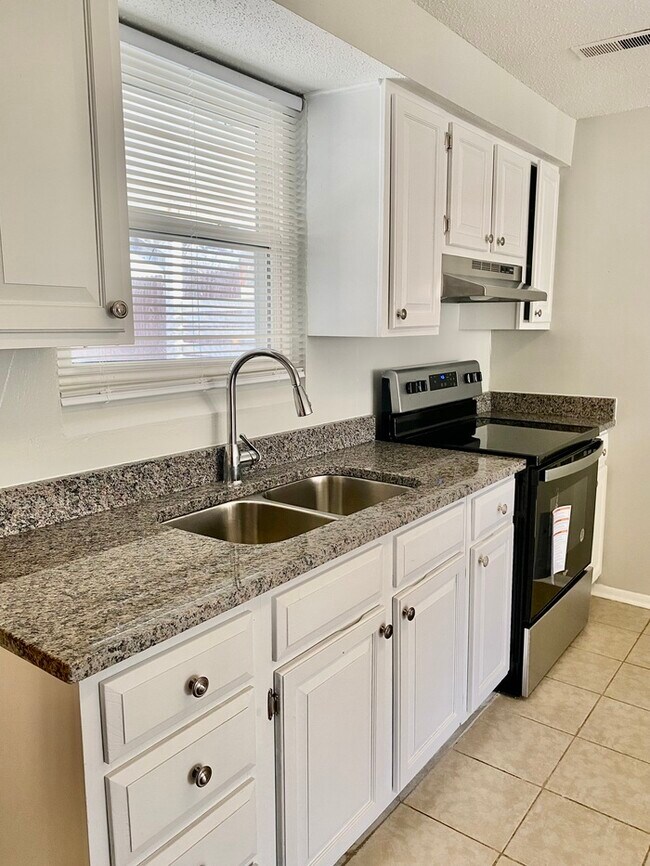 Building Photo - Remodeled East Ridge Townhomes: 2Bed/1.5Ba...