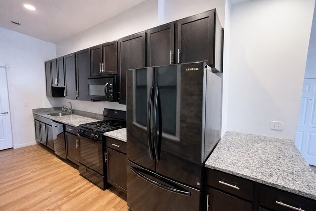 Foto del edificio - 2129 N Southport Ave