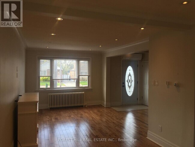 Photo du bâtiment - 2791 St Clair Ave E