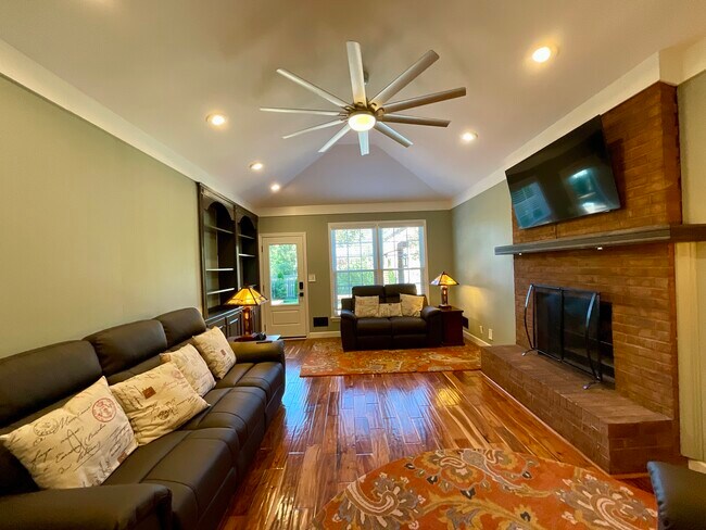 Foto del edificio - 442 Whiteheath Ln
